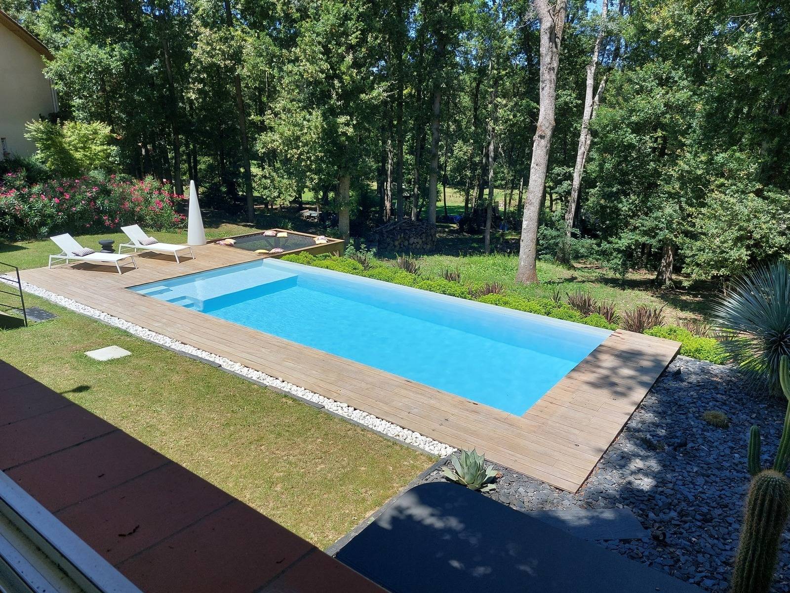 Piscine coque fond plat avec plage à Fontenilles