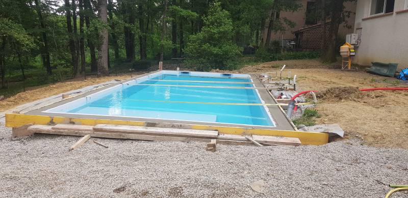 Piscine coque fond plat avec plage à Fontenilles