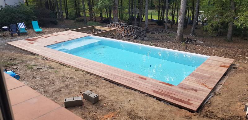 Piscine coque fond plat avec plage à Fontenilles