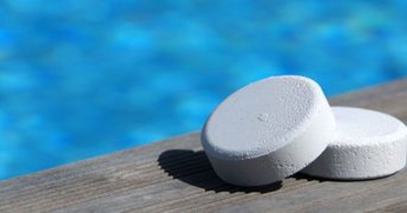 PRODUITS CHIMIQUES POUR PISCINE HTH