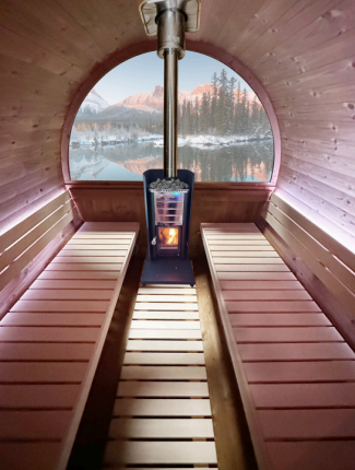 Sauna tonneau extérieur Onyxia Barrel avec terrasse intégrée pour votre jardin : l'alliance du bien-être et du design