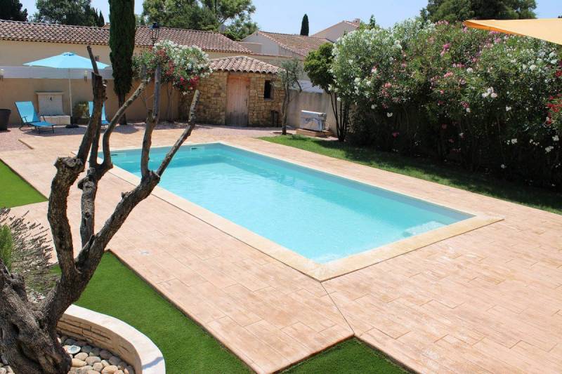 Forme de piscine contemporaine a Pibrac près de Toulouse