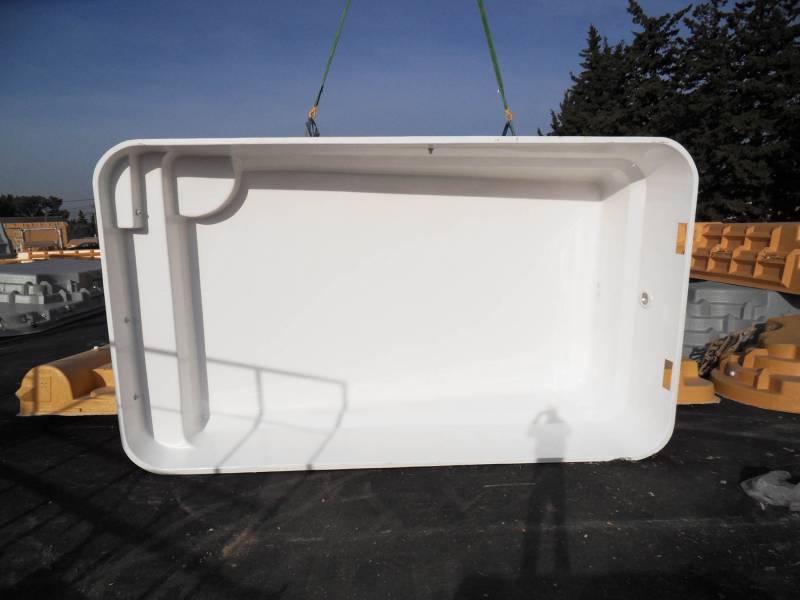 Piscine coque polyester avec fond incliné forme contemporaine avec grande banquette à Cugnaux